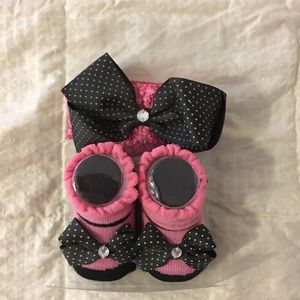 Baby girl’s sock and headband